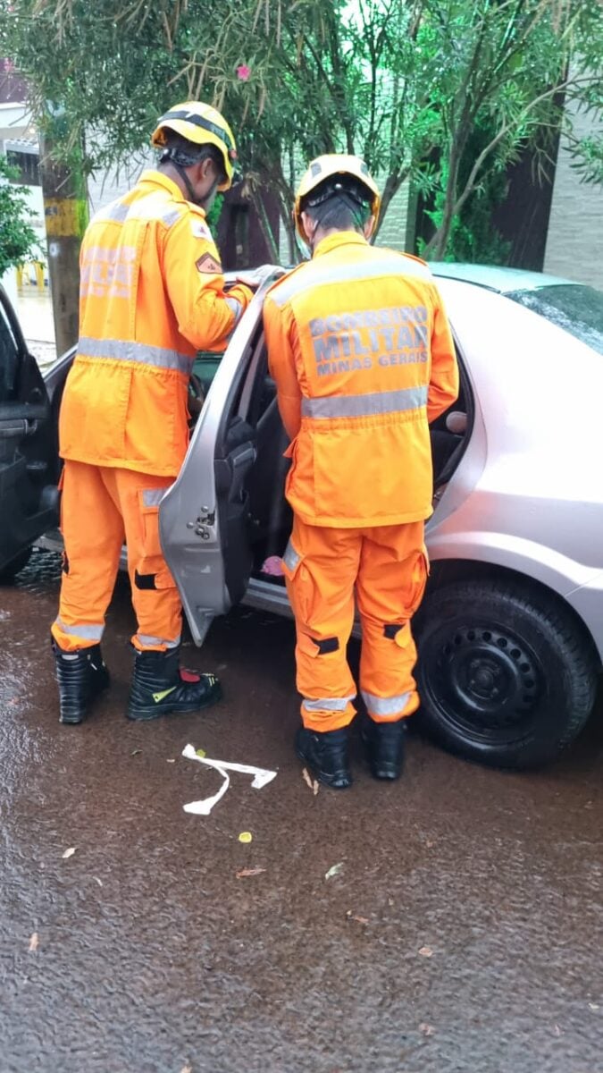 Bombeiros são acionados após tio trancar portas do carro com sobrinha dentro do veículo em MG