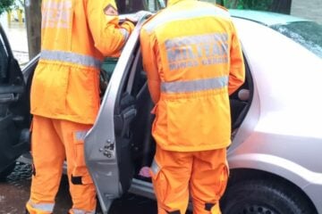 Bombeiros são acionados após tio trancar portas do carro com sobrinha dentro do veículo em MG