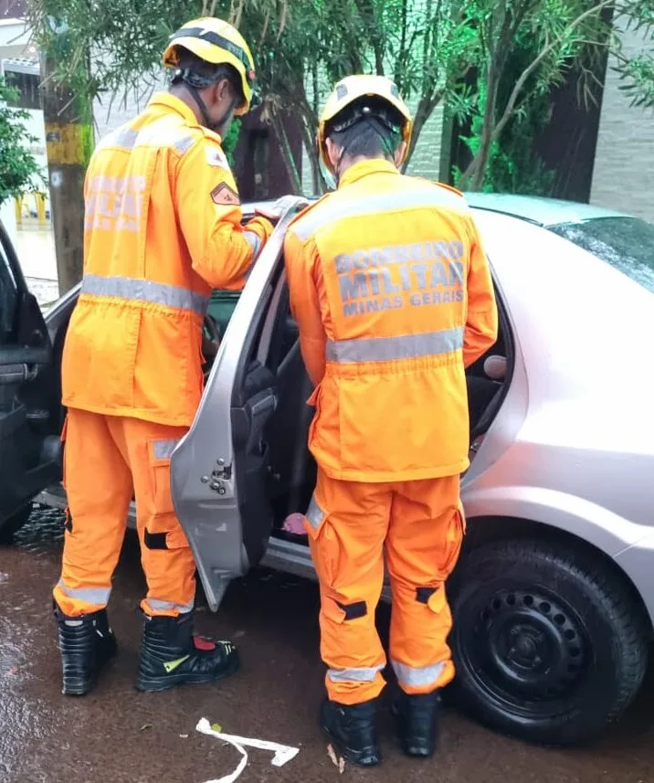 Bombeiros são acionados após tio trancar portas do carro com sobrinha dentro do veículo em MG