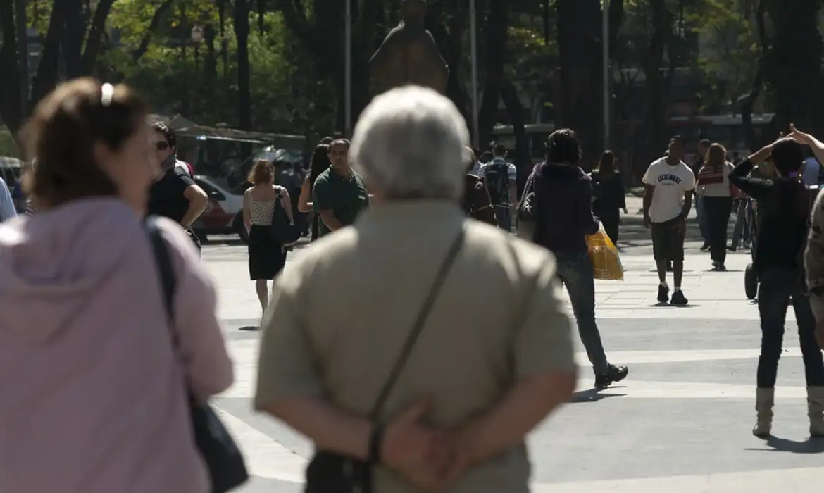 Brasileiros estão otimistas com 2025, afirma Febraban; emprego e renda se destacam