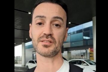 Jornalista português retido no Aeroporto de Guarulhos exibe documento após interrogatório da PF