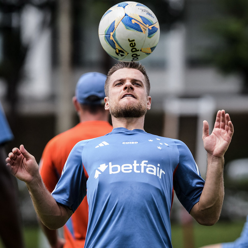 Cruzeiro enfrenta o Tombense buscando uma vaga na final do Campeonato Mineiro; Rádio Caraça transmite a partida