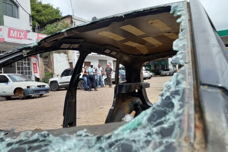Veículos abandonados e sucatas são recolhidos pelo Setor de Fiscalização de Posturas de João Monlevade