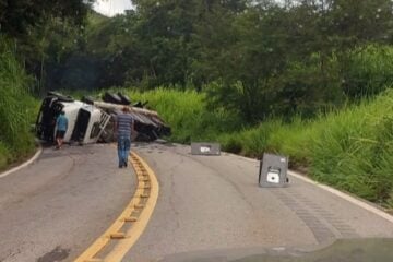 Atualização: estrada do Forninho é liberada após tombamento de carreta