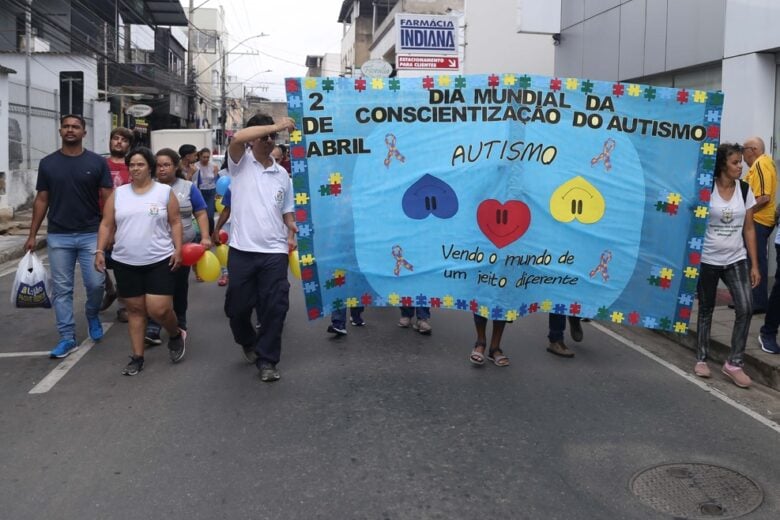 Prefeitura de Coronel Fabriciano realiza caminhada de conscientização sobre o autismo