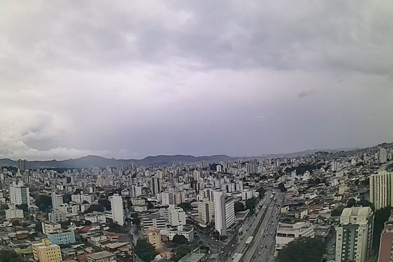 Morador sai de casa após ouvir estalos e imóvel desaba pouco depois em BH