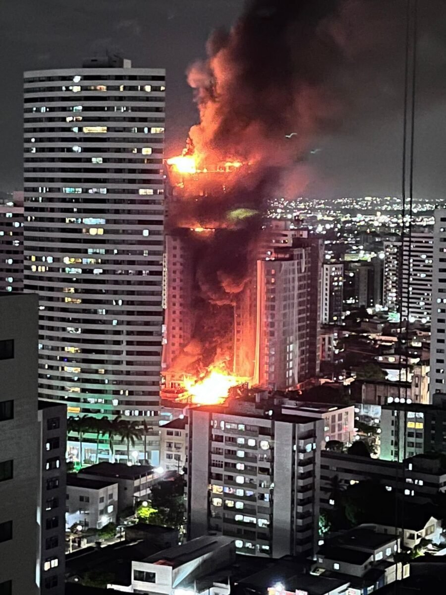 Incêndio de grandes proporções atinge prédio em construção no Recife