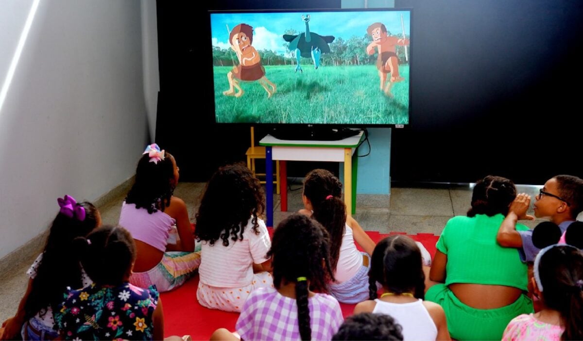 Fundação Cultural Carlos Drummond de Andrade entrega kit audiovisual educacional para espaços museológicos