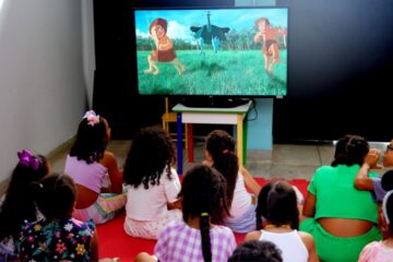 Fundação Cultural Carlos Drummond de Andrade entrega kit audiovisual educacional para espaços museológicos