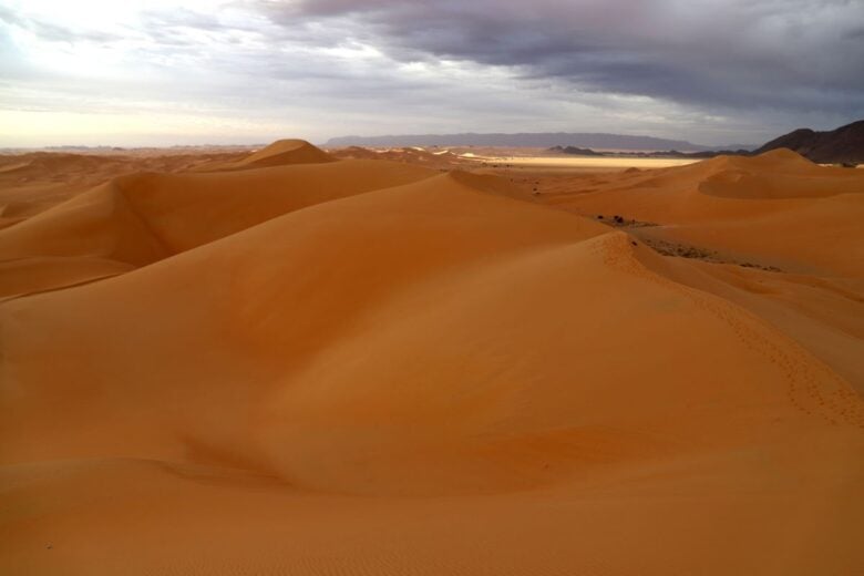 Cientistas revelam mistérios de duna milenar do Saara que se move pelo deserto