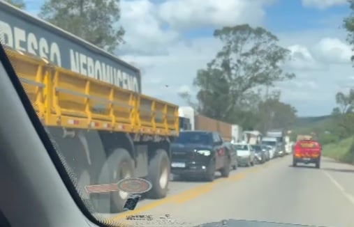 Acidente envolvendo carreta e carro provoca congestionamento na BR-381, na manhã desta sexta-feira