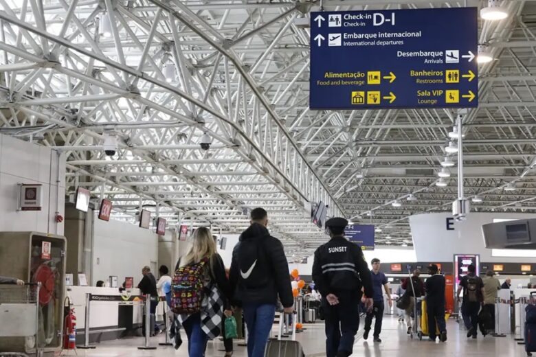 Homem é preso no Aeroporto do Galeão, transportando 3,2 kg de maconha em peixes