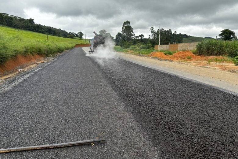 MG-280: pavimentação do trecho Paula Cândido a Divinésia atinge 20% dos serviços executados