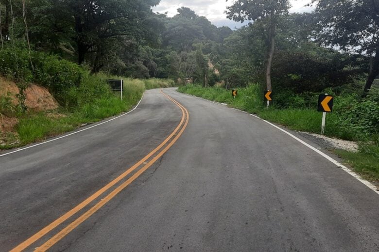 Centro-Oeste de Minas: obras de pavimentação da MG-252 atingem mais de 80% de evolução