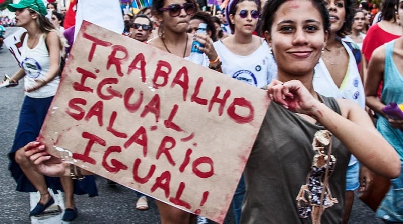 Salário, política e tarefas de casa: IBGE mostra desigualdade entre mulheres e homens