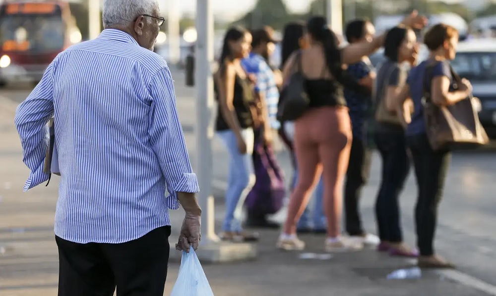 Governo antecipa 13º salário de aposentados e pensionistas; saiba quando acontece o pagamento