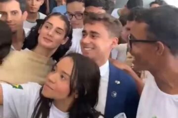 Nikolas Ferreira é vaiado e tietado em evento no Palácio do Planalto