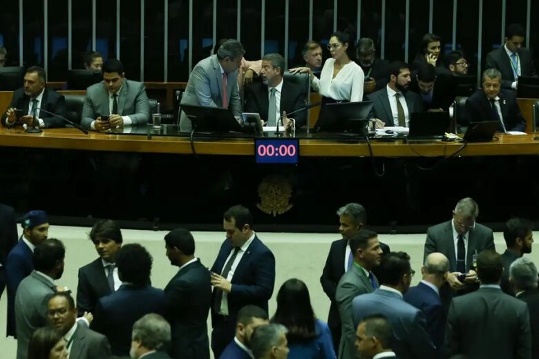 Câmara dos Deputados aprova projeto que acaba com a “saidinha” de presos