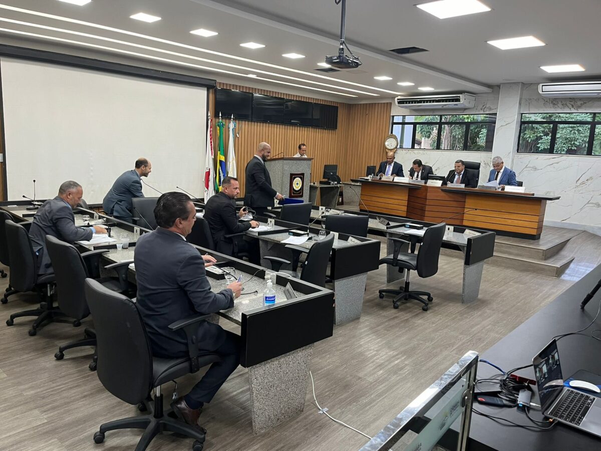Antes de ser encerrada por falta de quórum, reunião da Câmara de Itabira teve novo bate-boca entre vereadores; assista