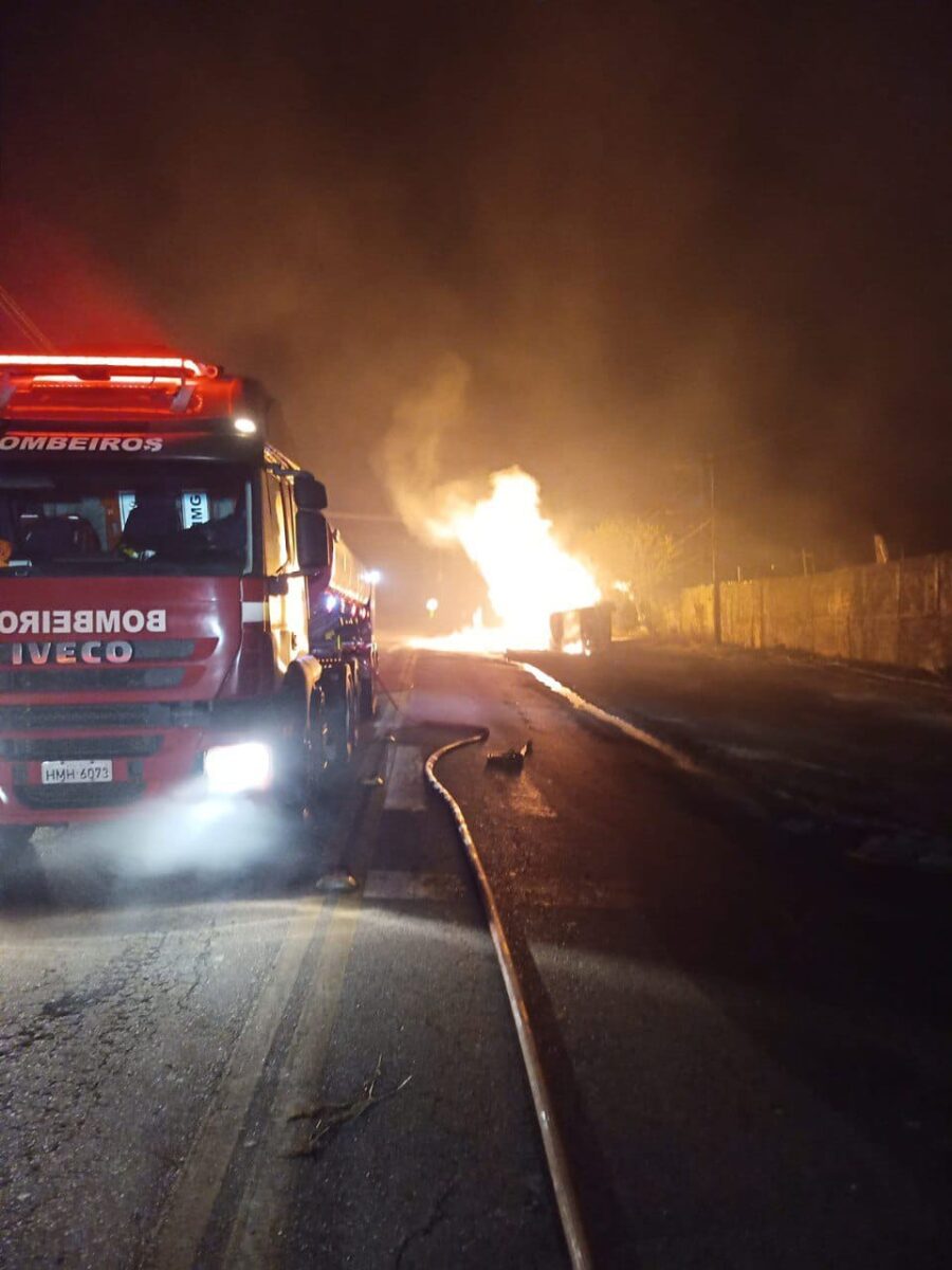 Vídeo: Caminhão-tanque explode no Anel Rodoviário, mata uma pessoa e deixa ao menos oito feridos, três em estado grave