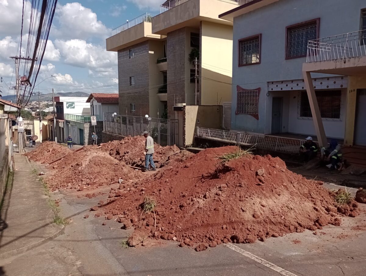 Itabira: manutenção na rede de esgoto interdita o trânsito na rua Dom Prudêncio, no bairro Pará