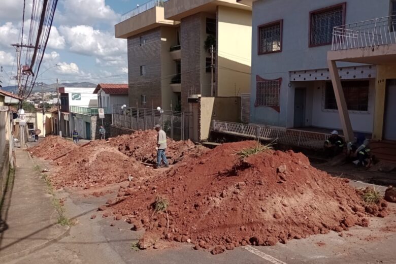 Itabira: manutenção na rede de esgoto interdita o trânsito na rua Dom Prudêncio, no bairro Pará