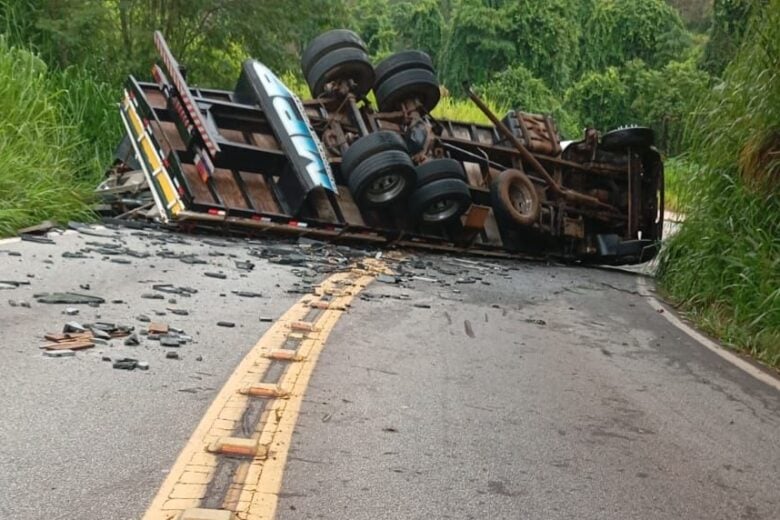 Carreta tomba e interdita trânsito na estrada do Forninho