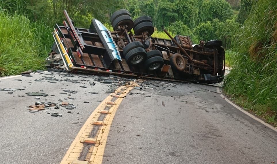 Carreta tomba e interdita trânsito na estrada do Forninho