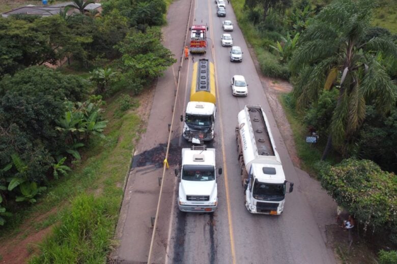 Itabira: colisão entre carretas causa derramamento de óleo e deixa trânsito em “pare e siga” no Barro Branco