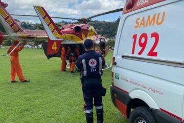 Com apoio de helicóptero dos bombeiros, Samu resgata idoso que caiu do telhado em Itabira