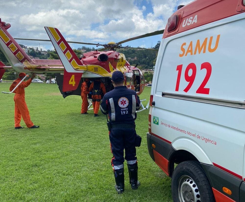 Com apoio de helicóptero dos bombeiros, Samu resgata idoso que caiu do telhado em Itabira