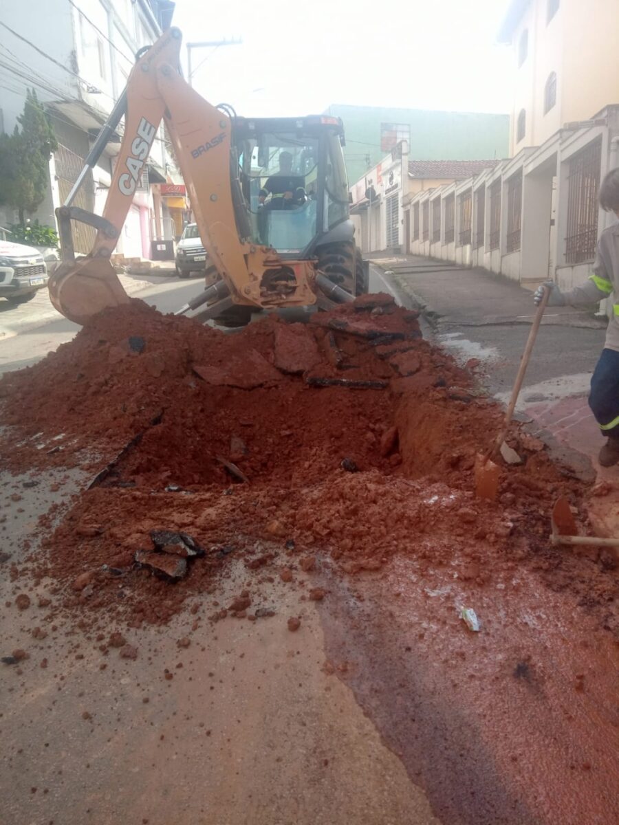 Manutenção na rede de água interrompe trânsito na rua São José, no Centro de Itabira