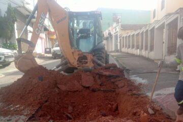 Manutenção na rede de água interrompe trânsito na rua São José, no Centro de Itabira