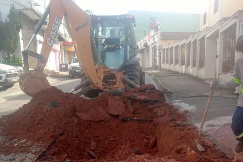 Manutenção na rede de água interrompe trânsito na rua São José, no Centro de Itabira