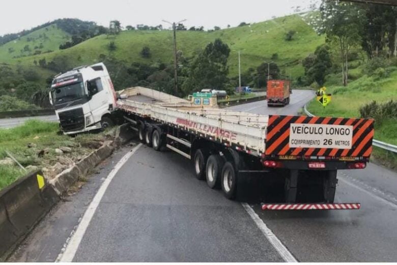 Trecho da BR-381 próximo a Cambuí é liberado após interdição por carreta em “L”