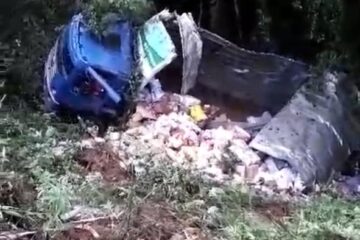 Caminhão capota em ribanceira na Serra de Ouro Branco; assista