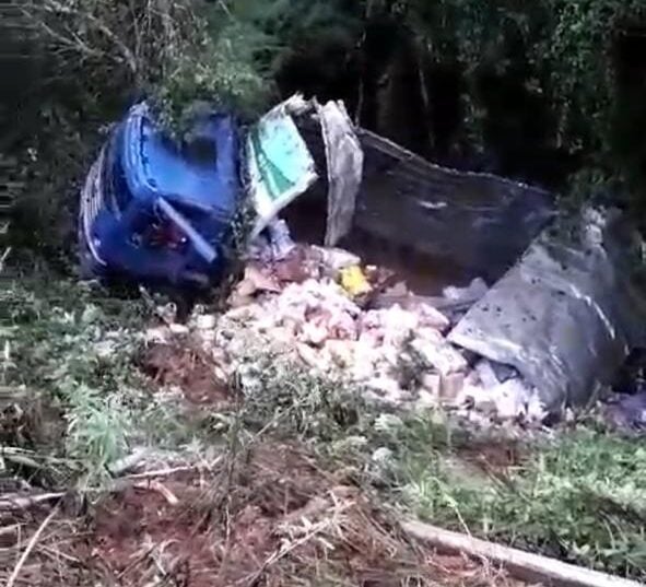 Caminhão capota em ribanceira na Serra de Ouro Branco; assista