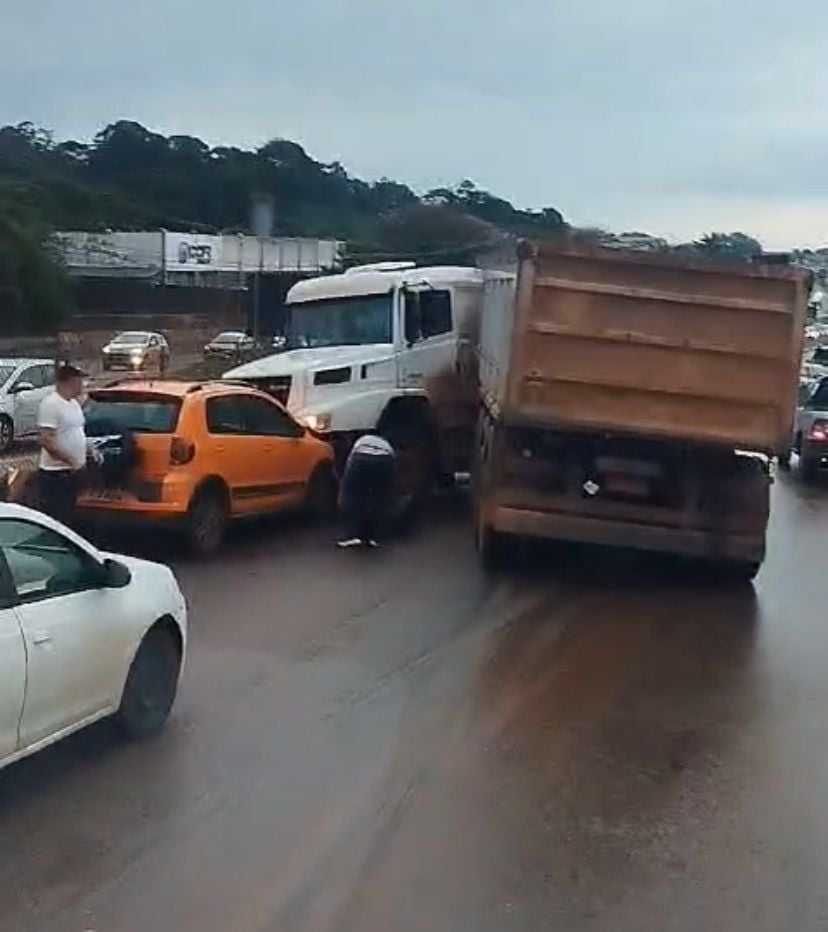 Batida envolvendo caminhão carro e moto deixa trânsito complicado no Anel Rodoviário