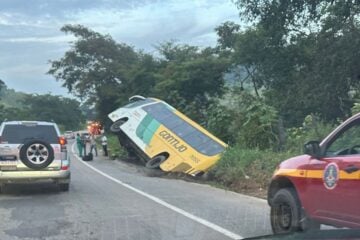 Ônibus da Gontijo com 24 pessoas tomba na BR-262, em Rio Casca