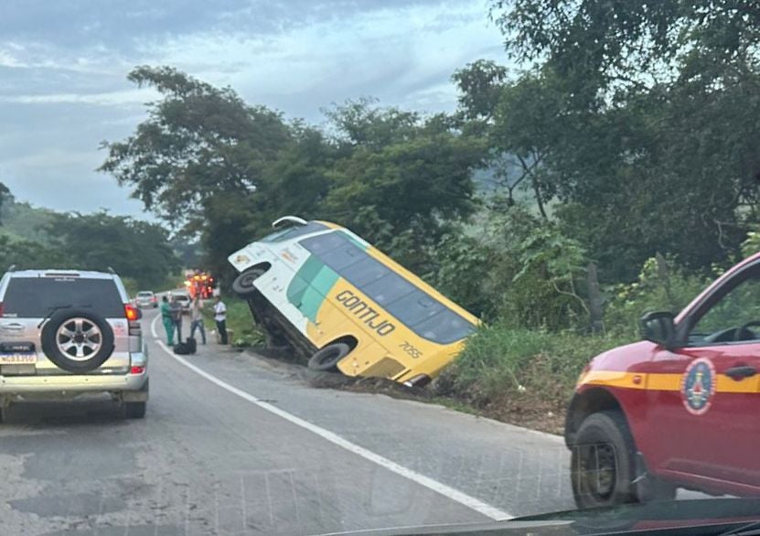 Ônibus da Gontijo com 24 pessoas tomba na BR-262, em Rio Casca