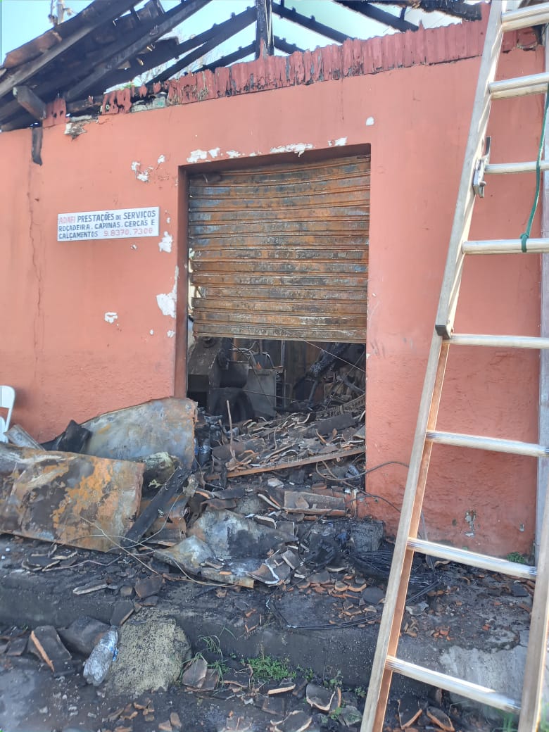 Edificação comercial pega fogo no bairro Pará, em Itabira