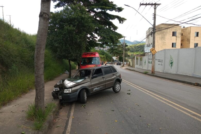 Carro colide com árvore na avenida Pedro Guerra, em Itabira