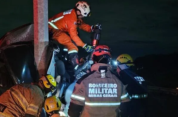 Vespasiano: homem morre após bater carro em poste no entroncamento da MG-010 com MG-424