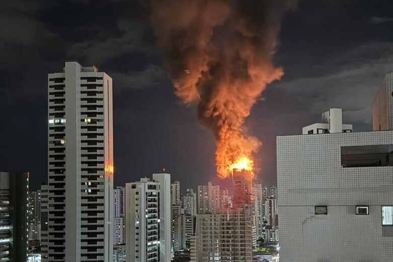 Incêndio de grandes proporções atinge prédio em construção no Recife