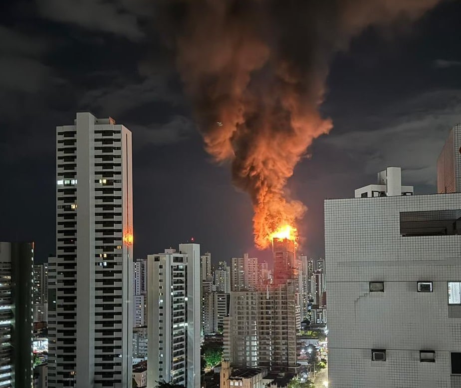 Incêndio de grandes proporções atinge prédio em construção no Recife