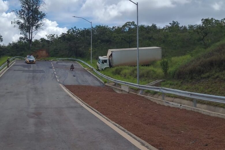 Caminhão usa área de escape do Anel Rodoviário mas erra o acesso; entenda