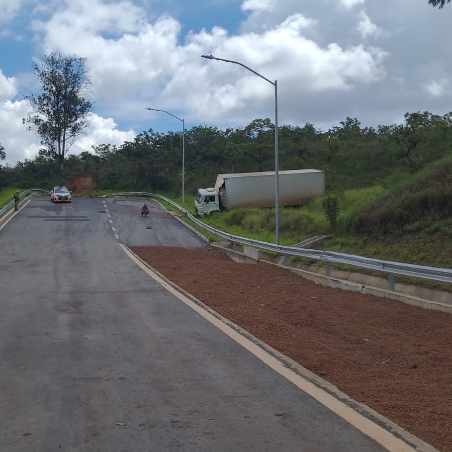 Caminhão usa área de escape do Anel Rodoviário mas erra no acesso; entenda