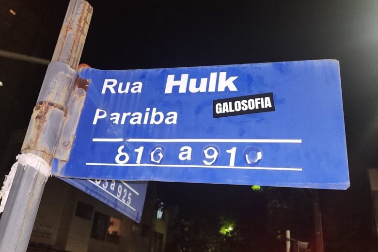 Novo endereço? Atleticanos mudam placa em BH em homenagem a Hulk