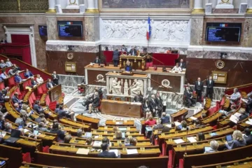 França se torna o primeiro país do mundo a incluir direito ao aborto na Constituição