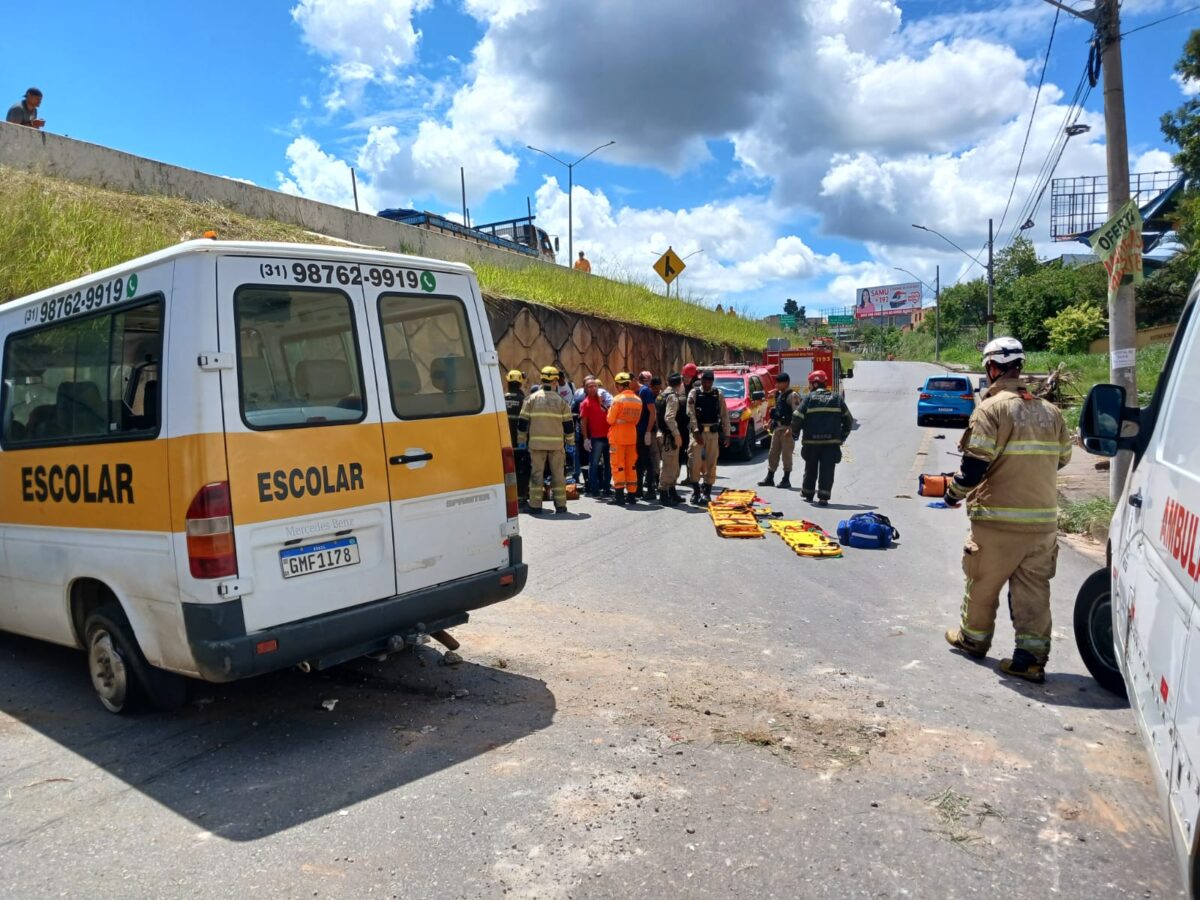 Crianças ficam feridas em acidente com van escolar na Grande BH